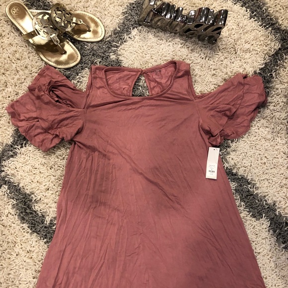 Francesca's Collections Dresses & Skirts - Mauve cold shoulder ruffle sleeve dress